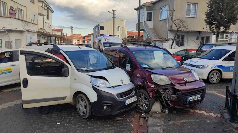 Edirne’de iki hafif ticari araç çarpıştı: Baba ve oğlu yaralandı
