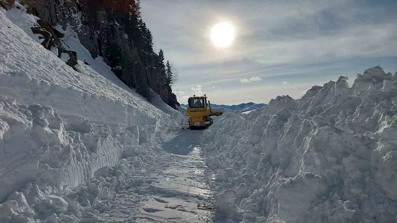 Kar nedeniyle ulaşıma kapanan Artvin’in Macahel Geçidi’nde yol açma çalışmaları 10 gündür devam ediyor
