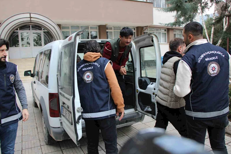 Amasya’da durdurulan otomobilden 4 kaçak göçmen çıktı
