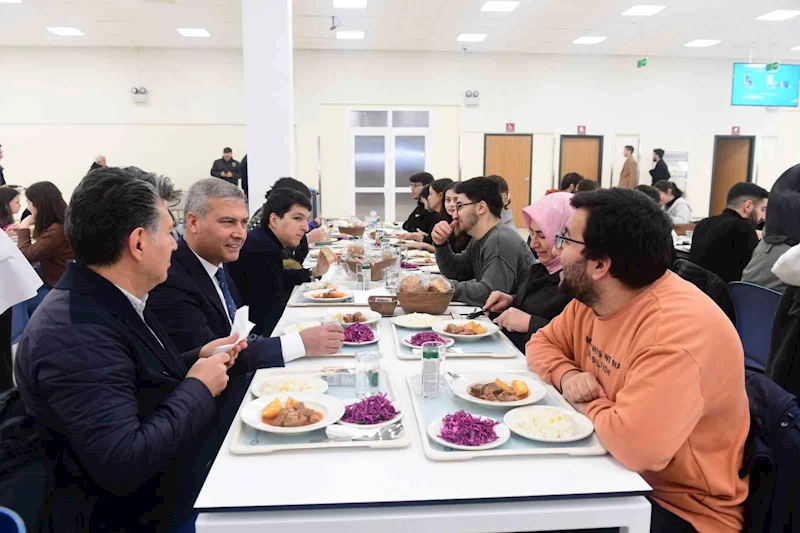 Yıllar önce öğrenci olarak geldiği yemekhaneye şimdi rektör olarak geldi
