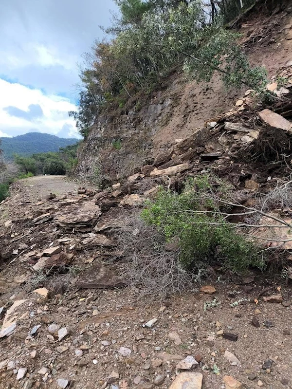 Davutlar Manastır yolu heyelan nedeniyle kapandı
