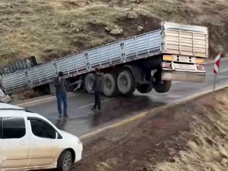 Siirt’te kayganlaşan yolda tır devrildi
