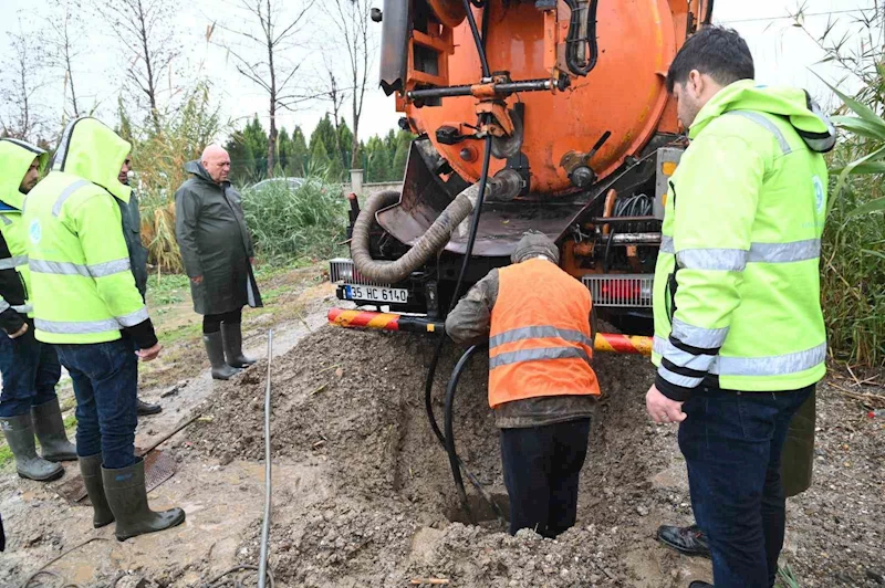 Şiddetli yağışa karşı sahada mücadele sürüyor
