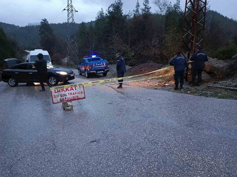 Bucak’ta heyelan riski: Pamucak-Sarıdere yolu trafiğe kapatıldı
