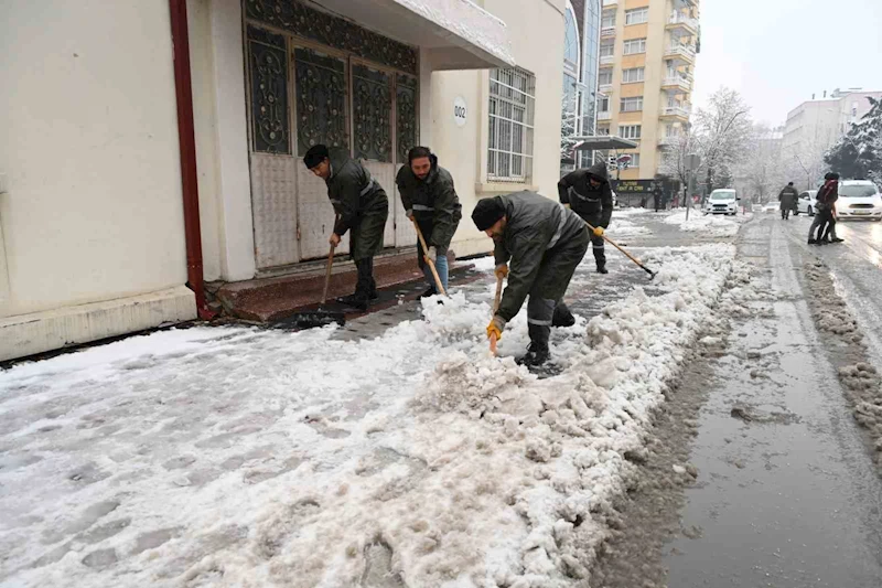 Isparta mevsimin ilk kar yağışıyla beyaza büründü
