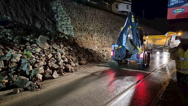 Bodrum’da istinat duvarı karayoluna çöktü
