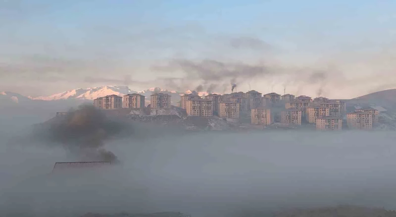 Yüksekova’da yoğun sis masalsı manzaralar oluşturdu
