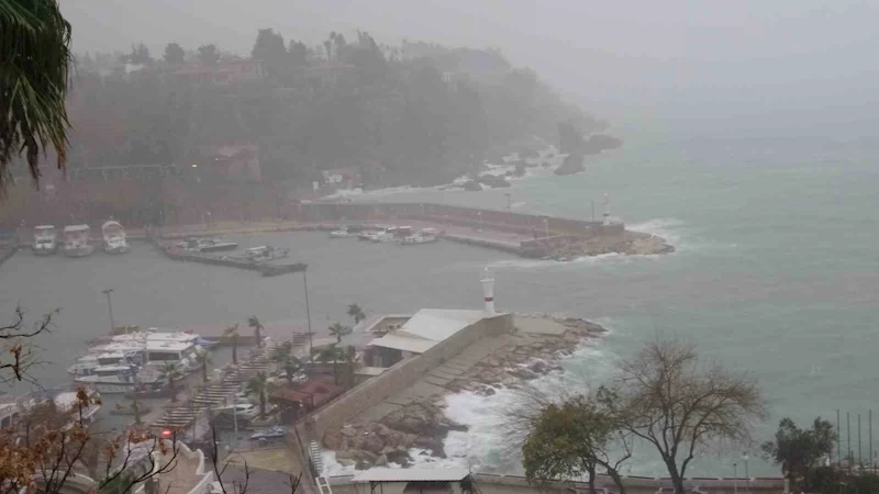 Antalya’da yağmur trafiği aksattı, Konyaaltı Sahili sisle kaplandı
