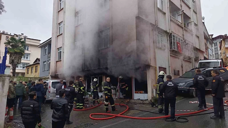 Patlayan aküler, iş yerini küle çevirdi
