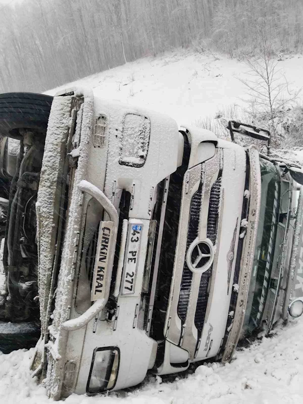 Kar yağışı sebebiyle yoldan çıkan tır devrildi: 2 yaralı
