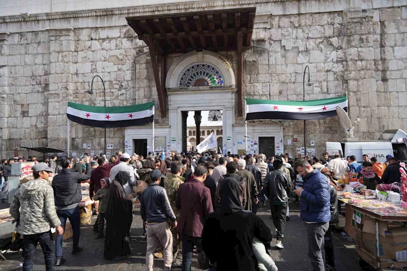 Suriyeliler cuma namazı için Emevi Camii’ne akın etti
