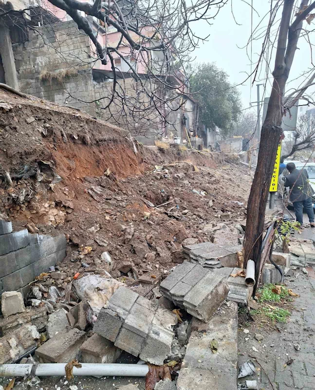 Kahramanmaraş’ta istinat duvarı çöktü
