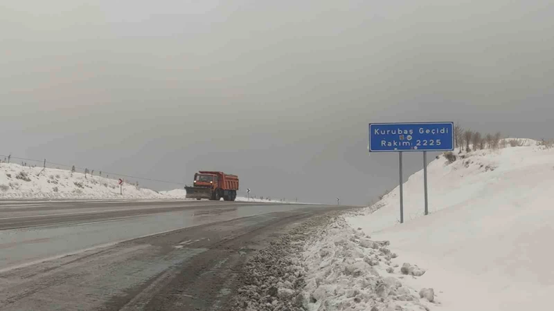 Kurubaş ve Güzeldere geçitlerinde kar yağışı etkili oldu
