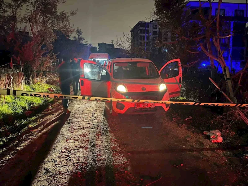 Önce öldürdü, sonra polislere aletiyle teslim oldu
