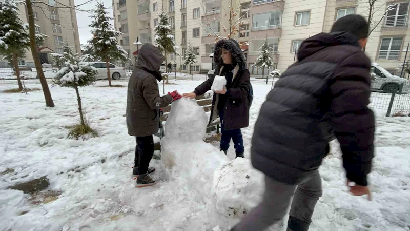 Bitlis’te kar tatilini fırsat bilen çocuklar sokaklara döküldü
