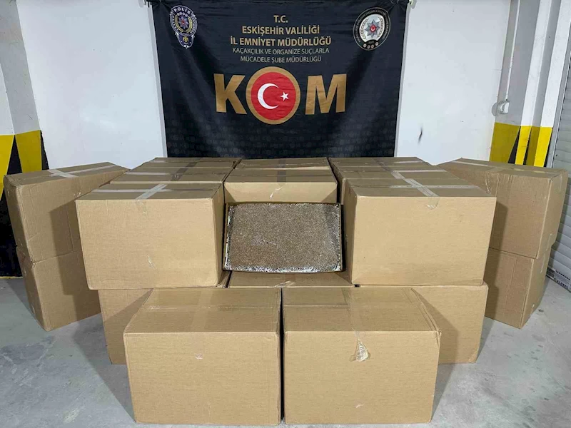 Polis tarafından 900 bin lira değerinde kaçak makaron ele geçirildi
