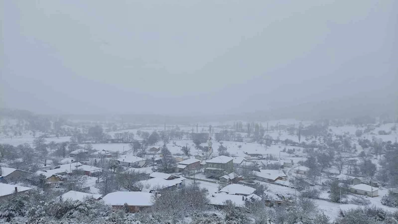 Yenice’nin yüksek kesimlerindeki dağ köyleri beyaza büründü
