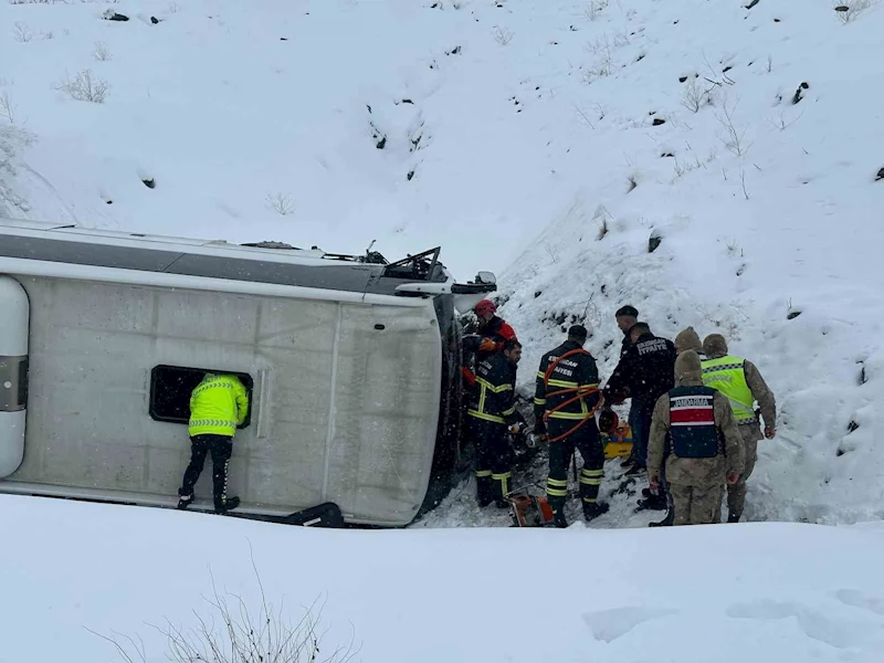 Erzincan-Sivas karayolu Sakaltutan mevkiinde bir otobüsün şarampole yuvarlanması sonucu çok sayıda kişi yaralandı. Olay yerine kurtarma ve sağlık ekipleri sevk edildi.
