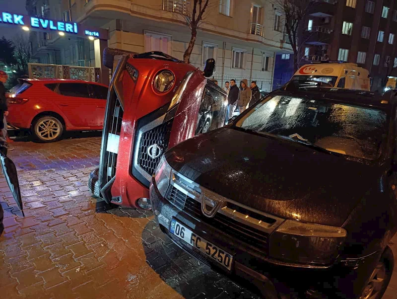 Bahçelievler’de önüne kedi çıkan sürücü iki araca çarptı
