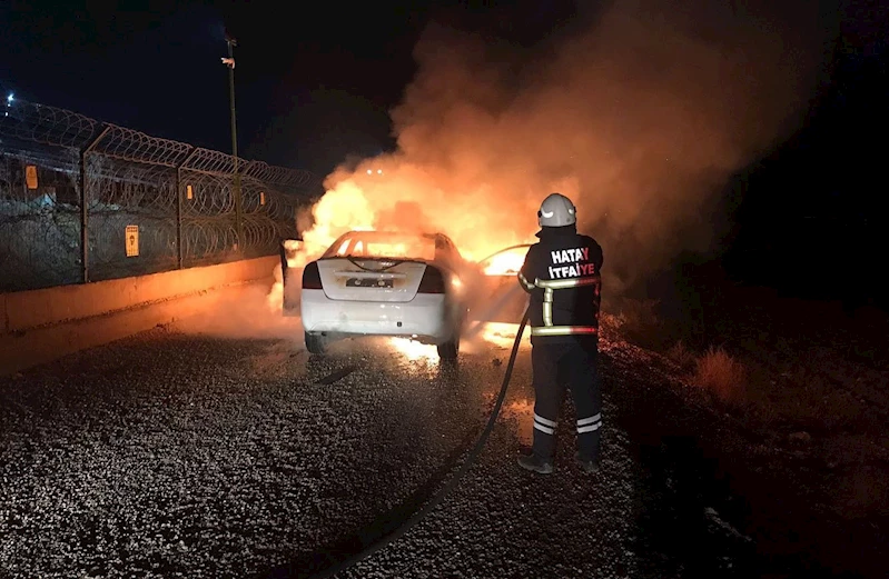 Reyhanlı’da çıkan yangında otomobilde maddi hasar oluştu
