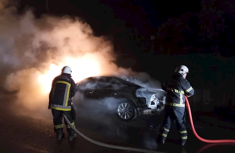 Defne’de otomobil yangınını itfaiye söndürdü
