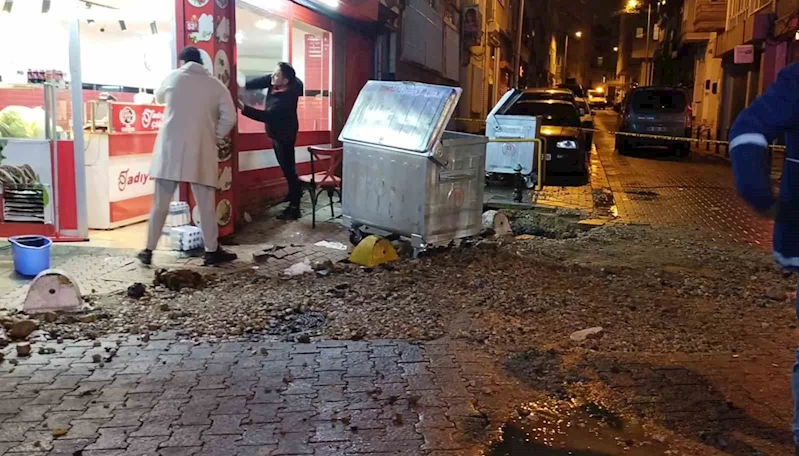 Kadıköy’de kanalizasyon borusu patladı, bir dükkan zarar gördü
