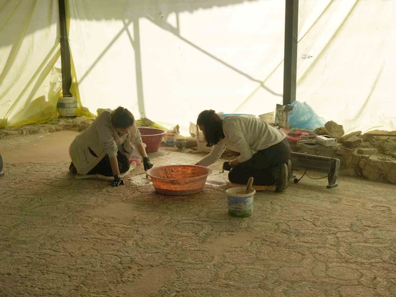 Pompeipolis Antik Kenti’nde kurtarılan bin 800 yıllık mozaikler tarihi villanın zeminine yerleştirildi
