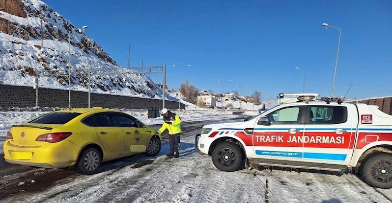 Jandarma Erzurum’da 33 bin 50 aracı kontrol etti
