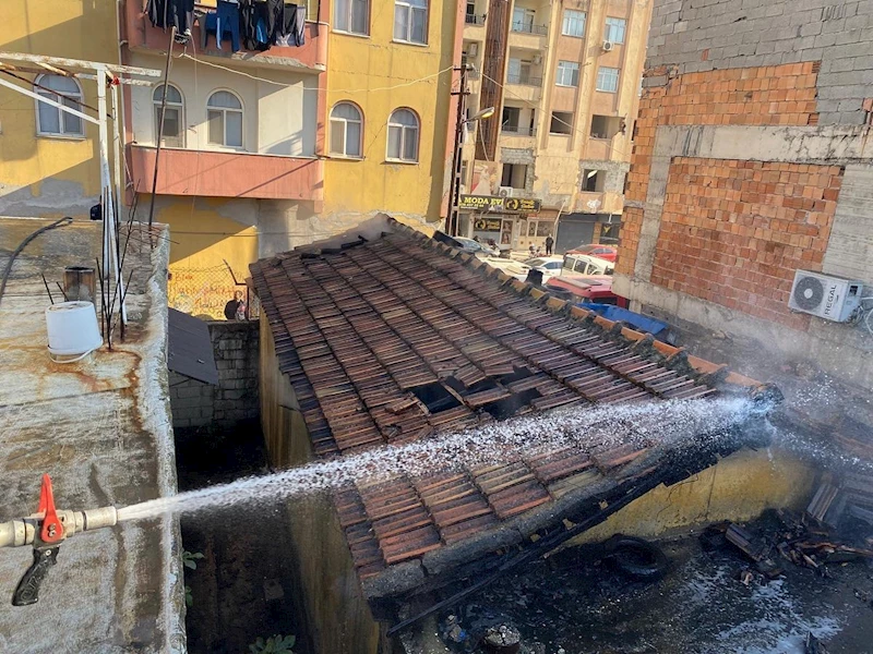 Kırıkhan’da metruk binada çıkan yangın söndürüldü
