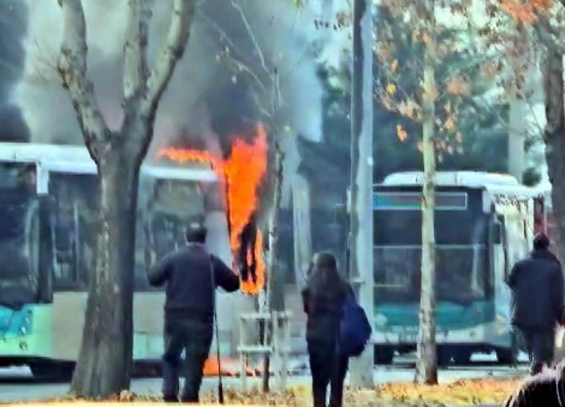 Halk otobüsü alev alev yandı