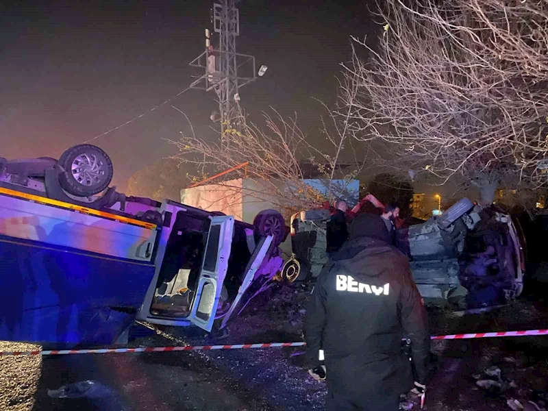 Turgutlu’da feci kaza... Hafif ticari araç ile işçi taşıyan kamyonet çarpıştı: 1’i ağır 6 yaralı
