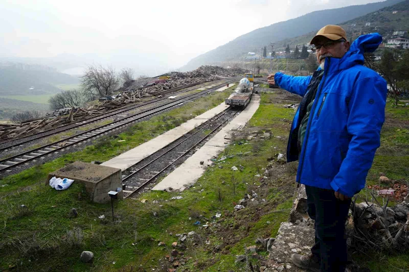 Tahrip olan tren istasyonu depremden 1 yıl sonra tekrar görüntülendi

