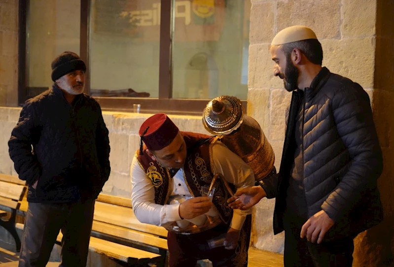 Osmanlı geleneği Bayburt’ta yaşatılıyor: Buz gibi şerbetle ağızlar tatlanıyor