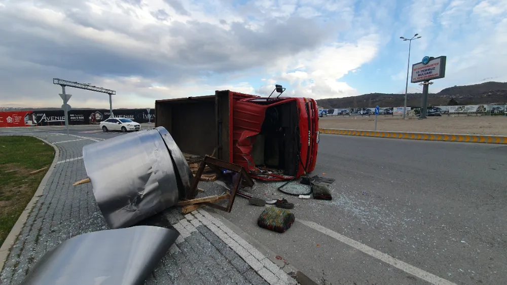 Kayseri’de garip kaza: Üzerindeki yük, kamyoneti devirdi