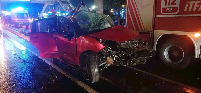 Direksiyon hakimiyeti kaybeden otomobil sürücüsü aydınlatma direğine çarptı: 1 ölü
