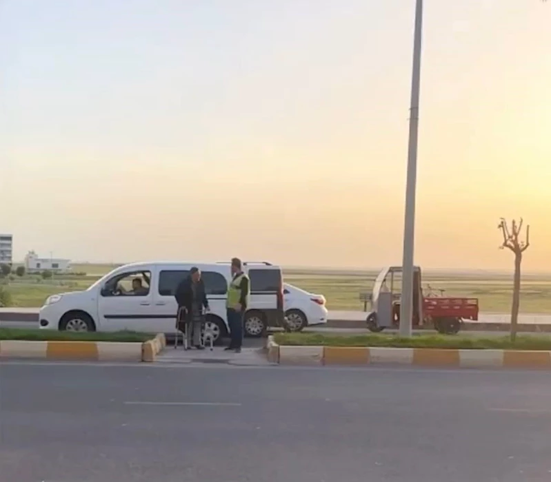 Nusaybin’de yolun karşısına geçemeyen yaşlı adama polis yardımcı oldu
