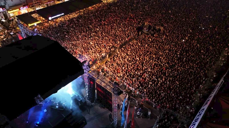 Büyükşehir, 23 Nisan’ı binlerce kişinin katıldığı konserle kutladı
