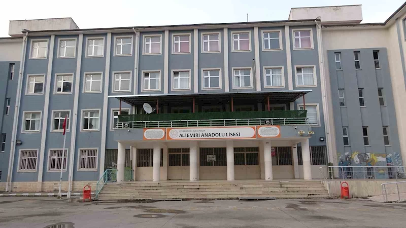 Diyarbakır’da okul müdürü öğrenci tarafından bıçaklandı
