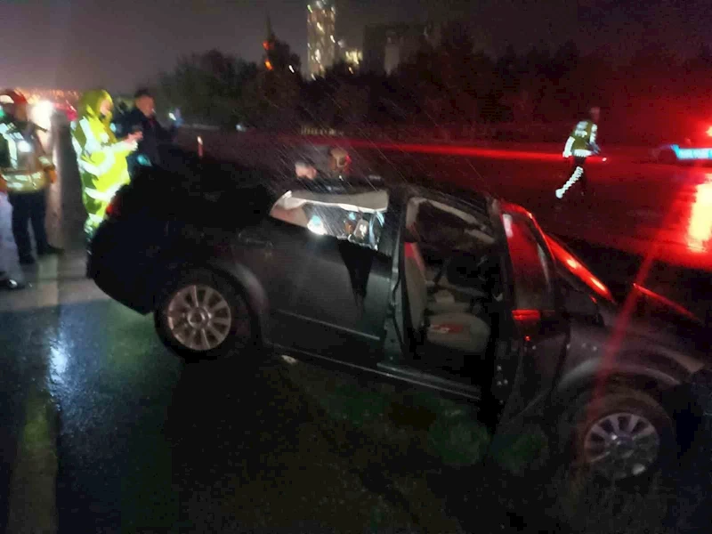 Ankara’da yağış nedeniyle kontrolden çıkan araç bariyere çarptı: 1 ölü, 5 yaralı
