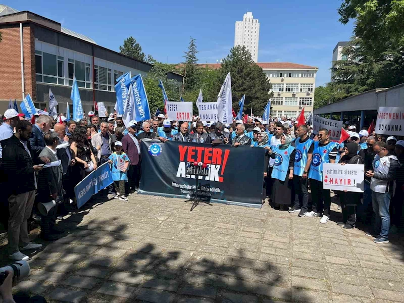 Türk Eğitim-Sen üyesi eğitim çalışanları, kendilerine yönelik şiddete karşı protesto gerçekleştirdi
