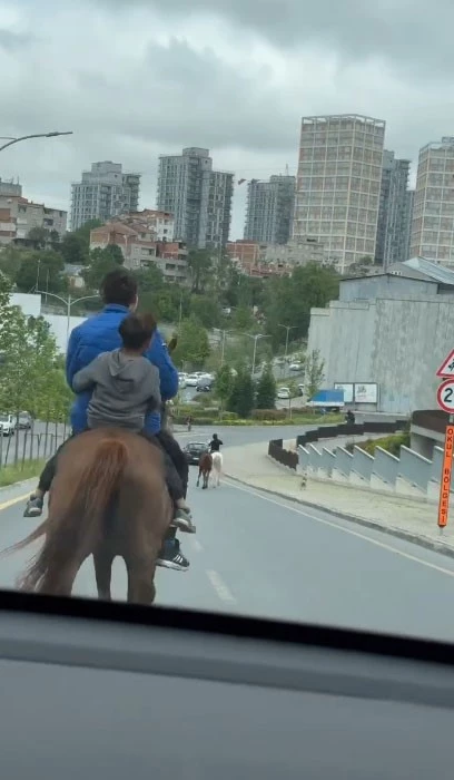 Başakşehir’de trafiğe açık cadde de ilginç görüntü, grup halinde atlarla dolaştılar
