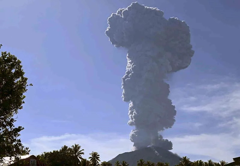 Endonezya’daki Ibu Yanardağı’nda patlama
