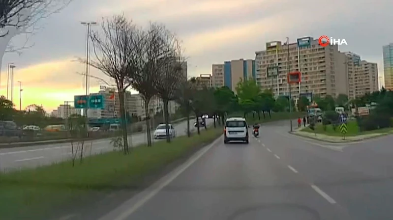 Avcılar’da refüje çarpan motosiklet sürücüsü yola savruldu: Feci kaza anı kamerada
