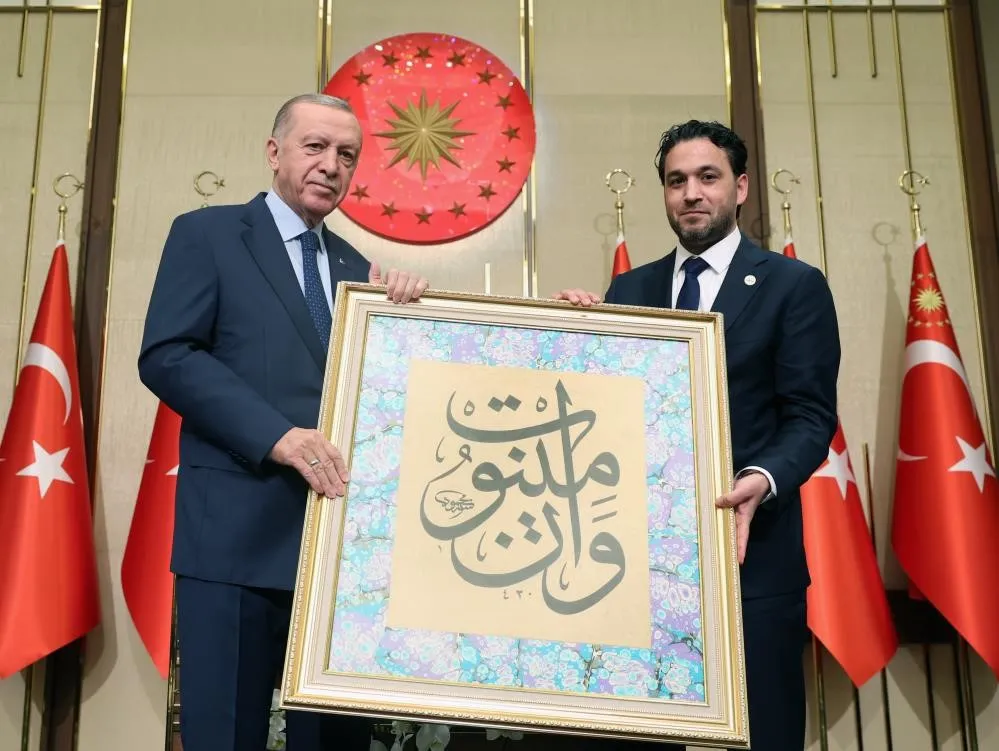 Cumhurbaşkanı Erdoğan’a anlamlı hediye: ‘One Minute’ hat yazısı