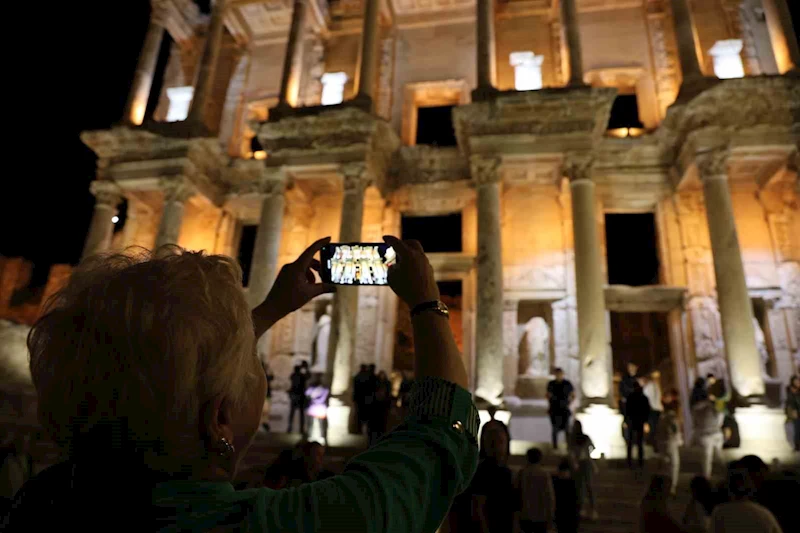 Efes Antik Kenti’ndeki ‘gece müzeciliği’ lansmanına yoğun katılım
