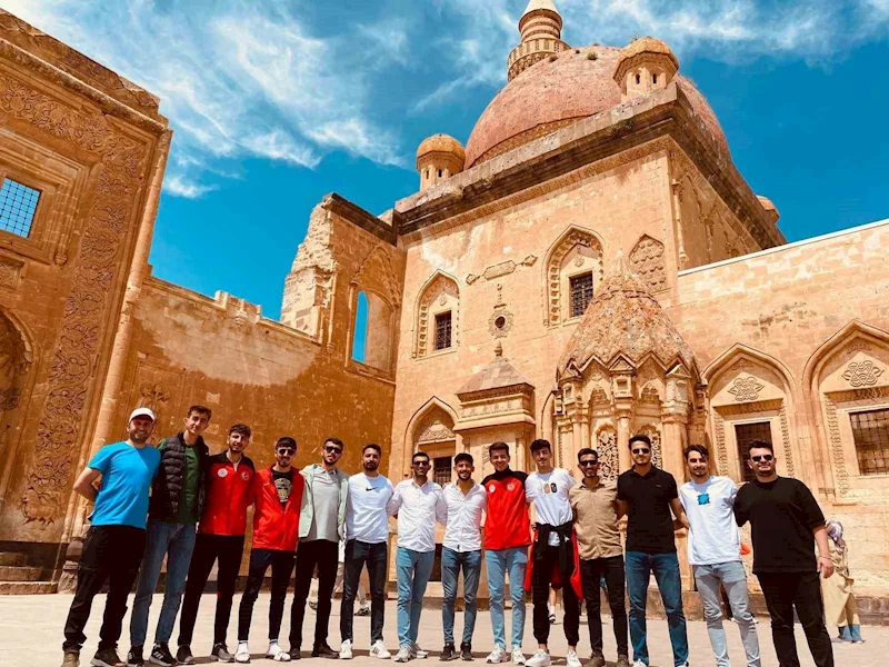 Misafir sporcu öğrenciler, İshak Paşa Sarayı’nda tarihe yolculuk yaptı
