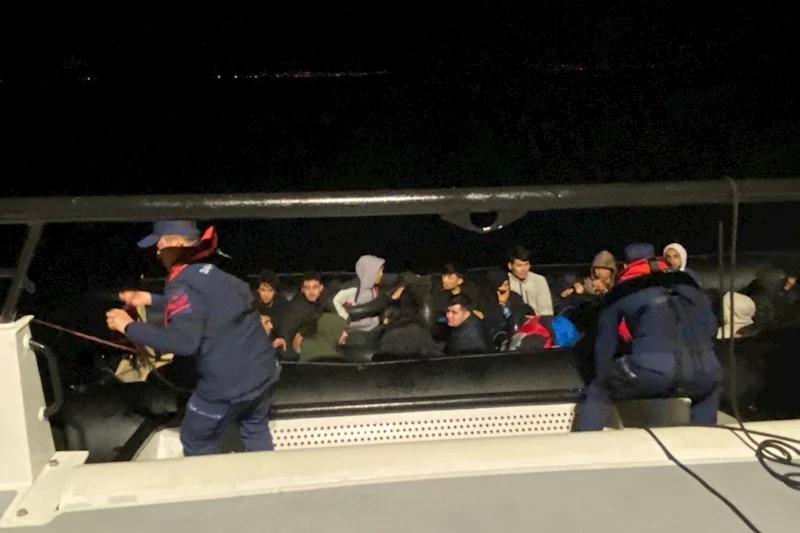 İzmir açıklarında 22 düzensiz göçmen yakalandı
