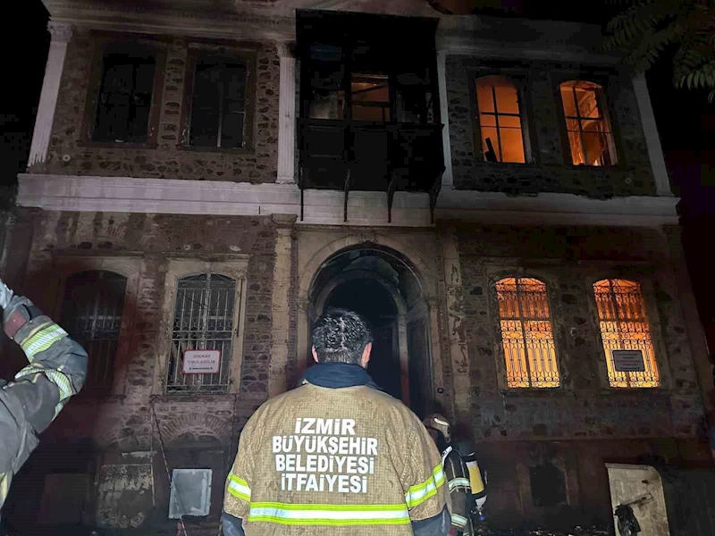 İzmir’de alev alev yanan tarihi bina küle döndü
