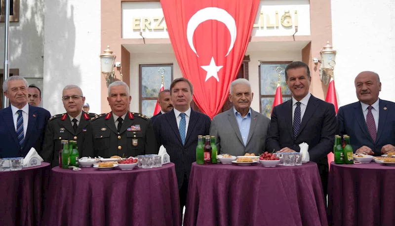 Binali Yıldırım memleketi Erzincan’da bayramlaşma programına katıldı
