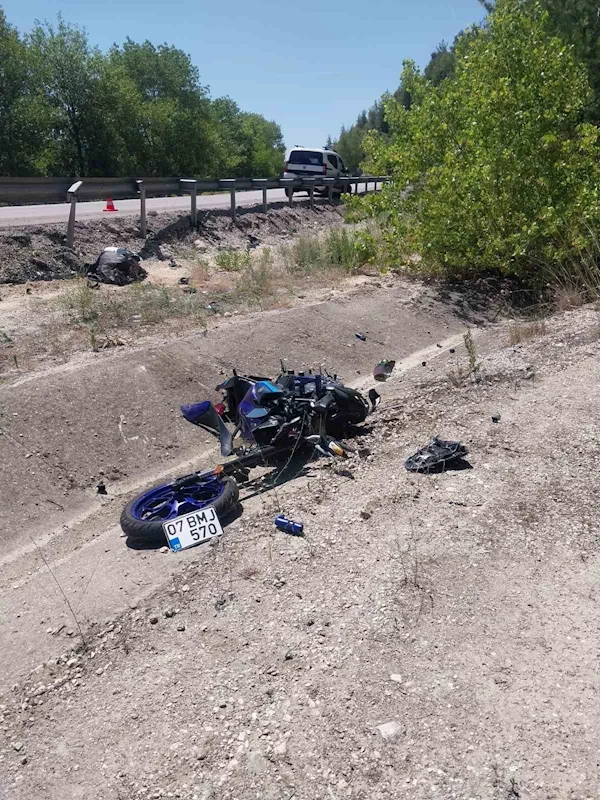 Hafif ticari araç ile motosiklet çarpıştı: 2 ölü, 2 yaralı

